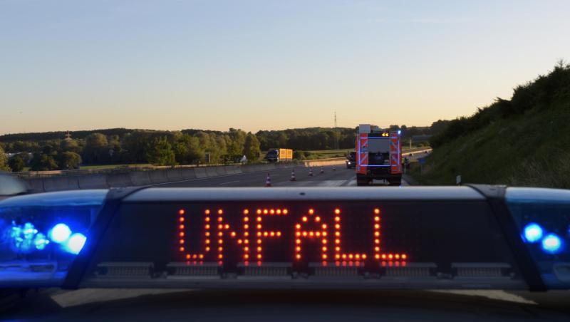 Auf einem Polizeiauto warnt eine Leuchtschrift vor einer Unfallstelle. Foto: Stefan Puchner/Archiv Auf einem Polizeiauto warnt eine Leuchtschrift vor einer Unfallstelle. Foto: Stefan Puchner/Archiv