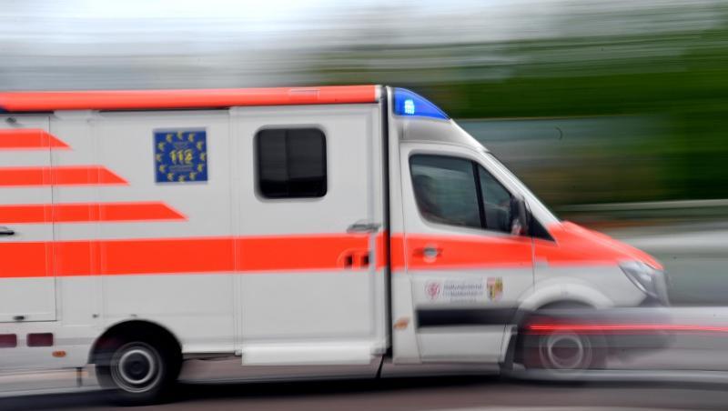 Ein Krankenwagen fährt mit Blaulicht über eine Straße. Foto: Hendrik Schmidt/zb/dpa/Archivbild