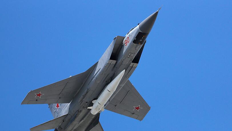 Ein Mikoyan MiG-31 Abfangjäger der russischen Luftwaffe mit einer ballistischen Luft-Boden-Rakete "Kinschal".
