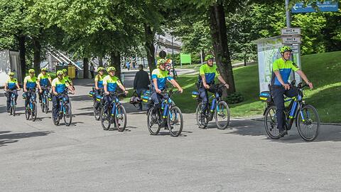 Zur Vorstellung der neuen Staffel radeln die Münchner Fahrrad-Polizisten geschlossen durch den Olympiapark.