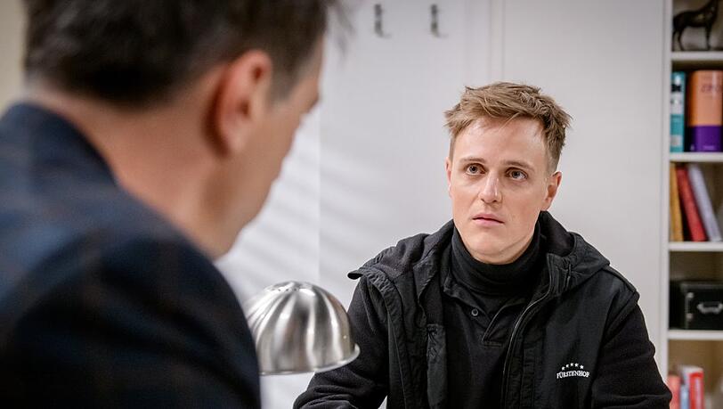 "Sturm der Liebe": Max (r.) fällt aus allen Wolken, als er von Robert erfährt, dass ihn ein Gast verklagen will.