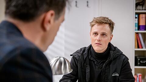 "Sturm der Liebe": Max (r.) fällt aus allen Wolken, als er von Robert erfährt, dass ihn ein Gast verklagen will.