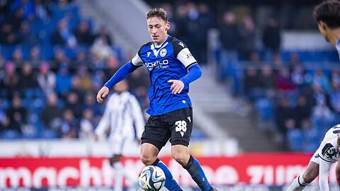 Marius Wörl im Trikot von Arminia Bielefeld. Unter Vertrag steht er aber seit dem Sommer bei Hannover 96, das ihn vom TSV 1860 zu sich lotste.