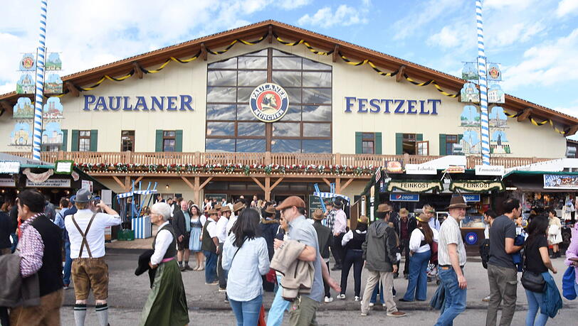 Blick auf das Paulaner-Festzelt.