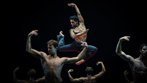 Osiel Gouneo als Solist in Maurice B&eacute;jarts Tanzversion des Bolero von Maurice Ravel.