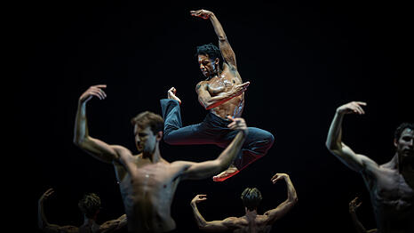 Osiel Gouneo als Solist in Maurice B&eacute;jarts Tanzversion des Bolero von Maurice Ravel.