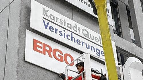 Während drinnen Pressekonferenz war, wurden draußen die Schilder ausgetauscht. Während drinnen Pressekonferenz war, wurden draußen die Schilder ausgetauscht.