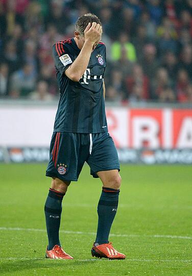 Bastian Schweinsteiger mit schmerzverzerrtem Gesicht: Der Bayern-Star wurde beim 1:1 gegen Freiburg ausgewchselt. Die Bilder.
