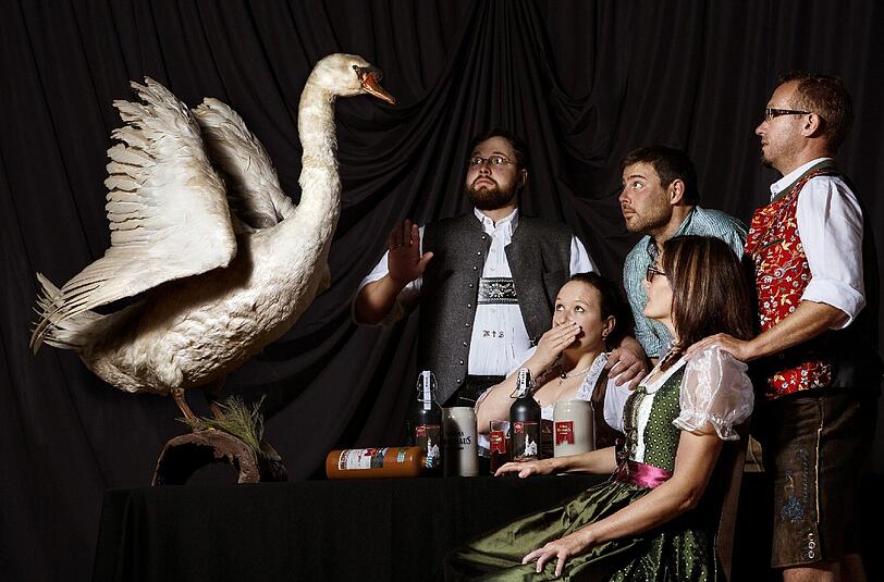 Oh Schreck! Dieses Foto des Berliner Fotografen Sead Husic zeigt den Schwan der Schlossbrauerei Schwangau und deren Mitarbeiter.