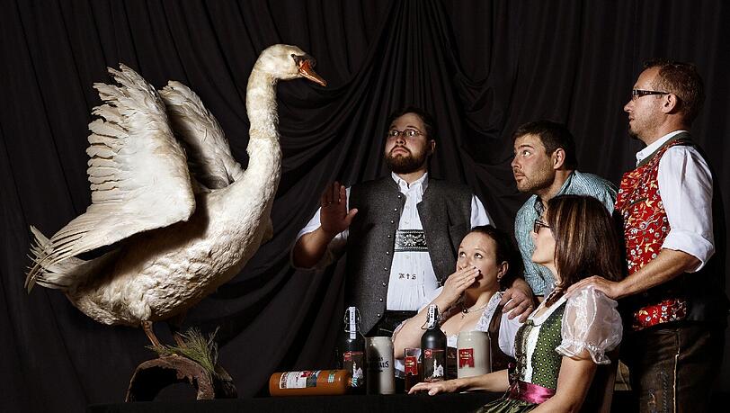 Oh Schreck! Dieses Foto des Berliner Fotografen Sead Husic zeigt den Schwan der Schlossbrauerei Schwangau und deren Mitarbeiter. Oh Schreck! Dieses Foto des Berliner Fotografen Sead Husic zeigt den Schwan der Schlossbrauerei Schwangau und deren Mitarbeiter.