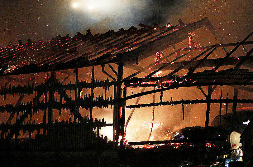 In Taching am See kam es in der Nacht auf Samstag zu einem Großbrand. Die Bilder.