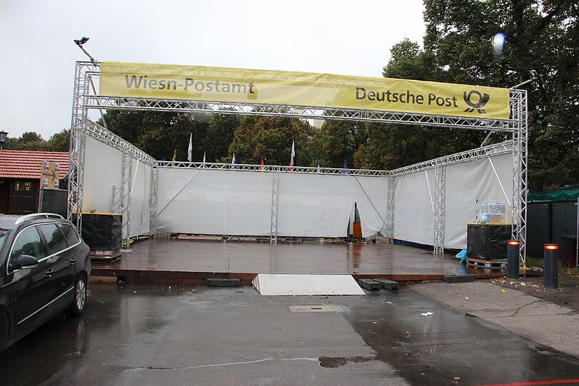 Regen und Tristesse am Tag danach: Die Bilder vom Wiesn-Abbau am Dienstagvormittag.
