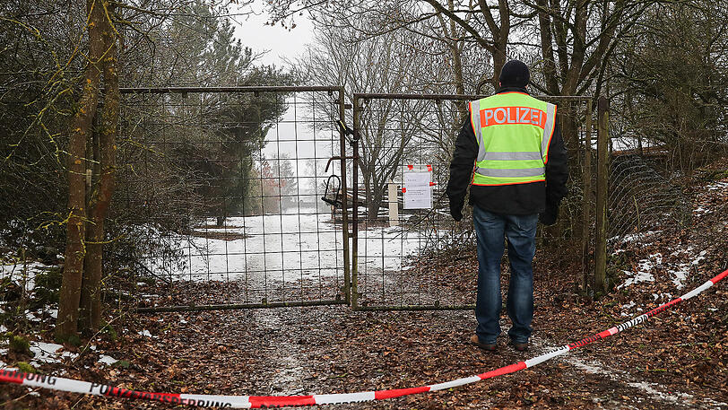 Ein Polizist steht am 30. Januar 2017 vor dem Grundstück, auf dem sich das Unglück ereignete.