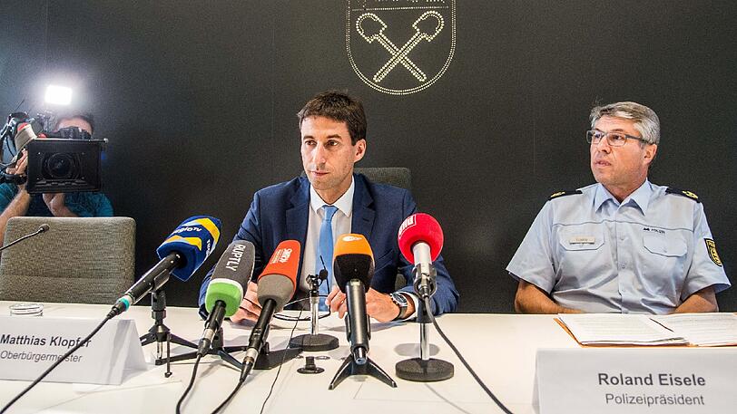 Matthias Klopfer, (l, SPD) Oberbürgermeister von Schorndorf und Roland Eisele (r), der Polizeipräsident in Aalen, beantworten in Schorndorf bei einer Pressekonferenz zu den Ereignisse beim Stadtfest "Schorndorfer Woche" Fragen von Journalisten.