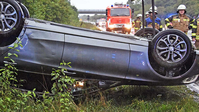 Der Mercedes hat sich überschlagen, der Fahrer flüchtete zu Fuß. Die Bilder vom Unfallort.