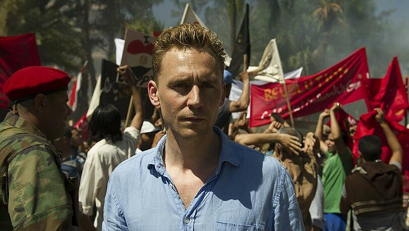 "The Night Manager": Jonathan Pine (Tom Hiddleston) fallen geheime Unterlagen in die Hände "The Night Manager": Jonathan Pine (Tom Hiddleston) fallen geheime Unterlagen in die Hände