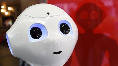 "Sie unterstützt uns mit Rat und Tat": Der Roboter Luna Pepper steht in der Stadtteil-Filiale der Sparkasse Bremen-Neustadt.
