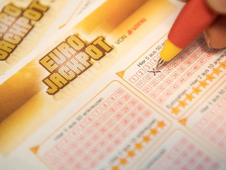 Eine Kundin füllt einen Eurojackpot-Lotterie-Schein aus. Foto: Fabian Sommer/dpa/Archivbild