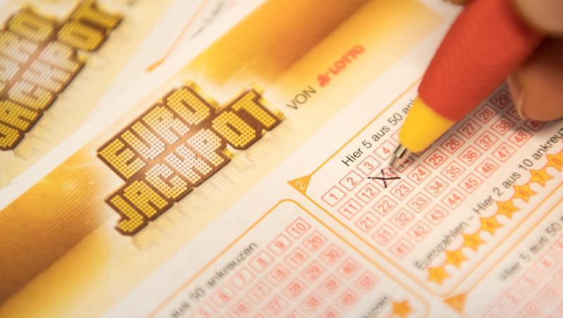 Eine Kundin füllt einen Eurojackpot-Lotterie-Schein aus. Foto: Fabian Sommer/dpa/Archivbild Eine Kundin füllt einen Eurojackpot-Lotterie-Schein aus. Foto: Fabian Sommer/dpa/Archivbild