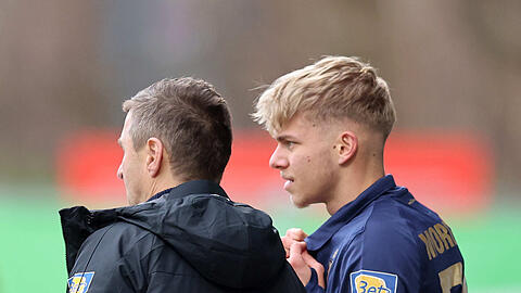 Leandro Morgalla (r.) und Löwen-Trainer Michael Köllner.