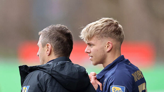 Leandro Morgalla (r.) und Löwen-Trainer Michael Köllner.