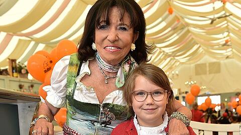 Glücklich: Undine (7) hat extra ein Bild für Regine Sixt gemalt.
