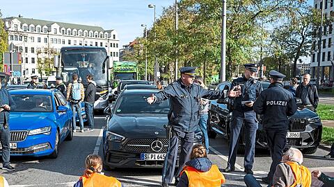 Die Straßenblockade am Donnerstag am Stachus. Mehrere teilnehmende Aktivisten werden nun für 30 Tage eingesperrt. Foto: Lennart Preiss/dpa