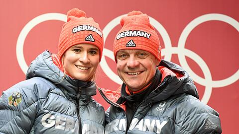 Die deutsche Rennrodlerin Natalie Geisenberger und der deutsche Rodel-Bundestrainer Norbert Loch.