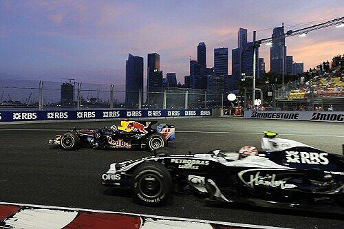 David Coulthard (h.) und Kazuki Nakajim auf dem Kurs in Singapur