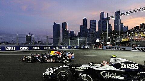 David Coulthard (h.) und Kazuki Nakajim auf dem Kurs in Singapur