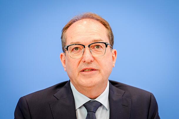 Fordert die Ausrüstung der bayerischen Polizei mit Tasern: Bundesinnenminister Alexander Dobrindt. Fordert die Ausrüstung der bayerischen Polizei mit Tasern: Bundesinnenminister Alexander Dobrindt.