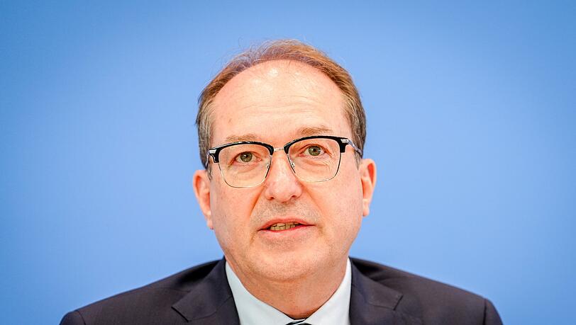 Fordert die Ausrüstung der bayerischen Polizei mit Tasern: Bundesinnenminister Alexander Dobrindt. Fordert die Ausrüstung der bayerischen Polizei mit Tasern: Bundesinnenminister Alexander Dobrindt.
