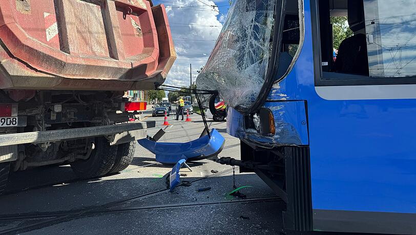 Die Fahrerin der Tram wurde von einem Kriseninterventionsteam betreut und kam leicht verletzt ins Krankenhaus. Die Fahrerin der Tram wurde von einem Kriseninterventionsteam betreut und kam leicht verletzt ins Krankenhaus.