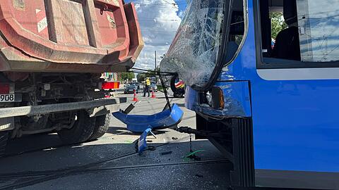 Die Fahrerin der Tram wurde von einem Kriseninterventionsteam betreut und kam leicht verletzt ins Krankenhaus. Die Fahrerin der Tram wurde von einem Kriseninterventionsteam betreut und kam leicht verletzt ins Krankenhaus.