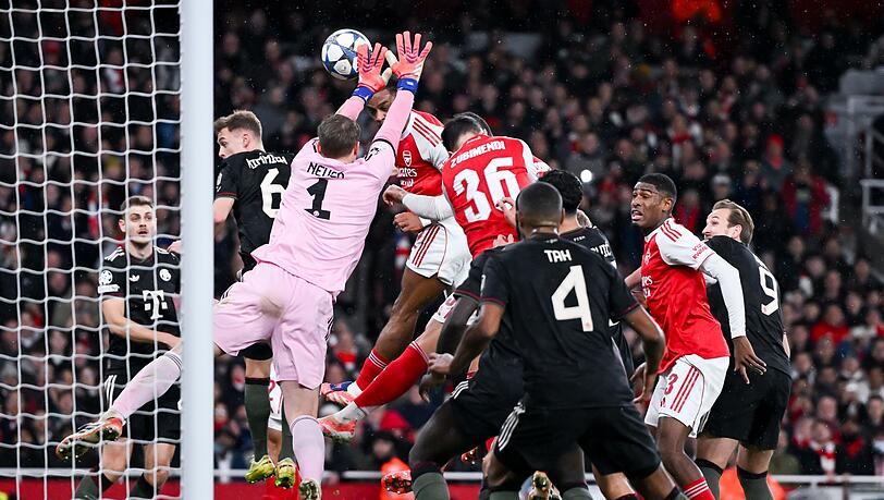 Manuel Neuer (l) sah bei zwei Gegentreffern gegen Arsenal nicht gut aus.