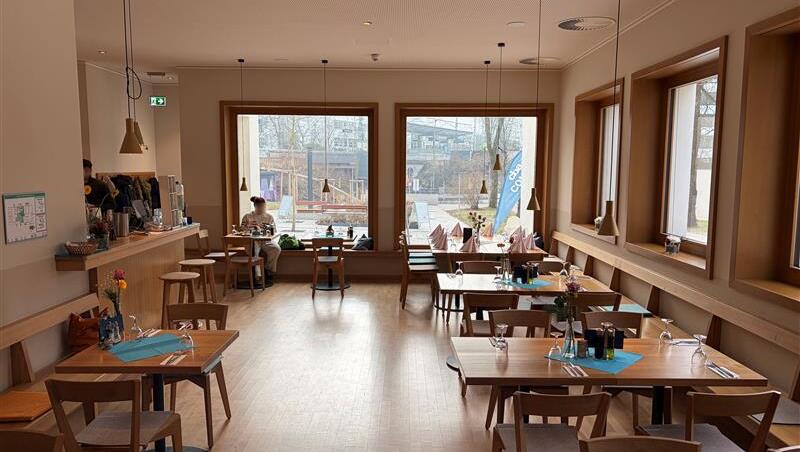 Modern, gro&szlig;z&uuml;gig und lichtdurchflutet: Das Ambiente im Conviva am Ostfriedhof ist einladend.