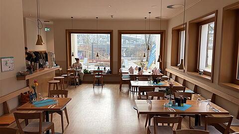 Modern, gro&szlig;z&uuml;gig und lichtdurchflutet: Das Ambiente im Conviva am Ostfriedhof ist einladend.