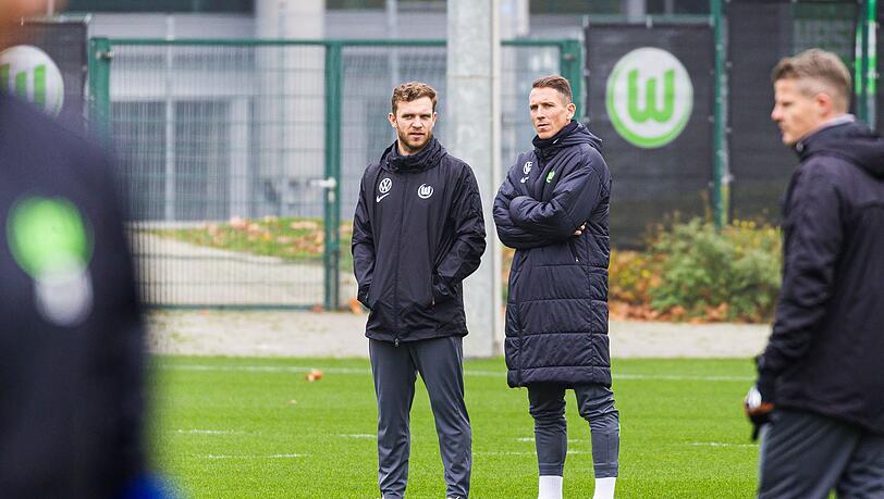 Trainer Daniel Bauer (2.v.l.) steht beim Training neben Co-Trainer Tobias Holm (l).