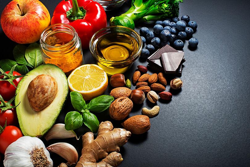 Dunkle Schokolade kann ein Beitrag zur gesunden Ernährung sein oder diese zumindest nicht negativ beeinflussen, solange sie in Maßen und nicht zu oft genossen wird. Sie ersetzt jedoch niemals gesunde Grundnahrungsmittel. Neben einer ausgewogenen Ernährung gehört auch Bewegung zum Fundament eines gesunden Lebensstils. Dunkle Schokolade kann ein Beitrag zur gesunden Ernährung sein oder diese zumindest nicht negativ beeinflussen, solange sie in Maßen und nicht zu oft genossen wird. Sie ersetzt jedoch niemals gesunde Grundnahrungsmittel. Neben einer ausgewogenen Ernährung gehört auch Bewegung zum Fundament eines gesunden Lebensstils.
