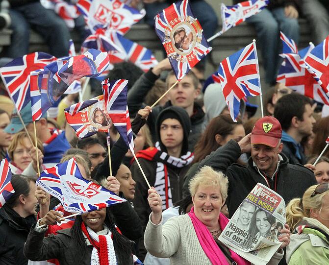 Ein Fahnenmeer, jubelnde Menschen, verkleidete Spaßvögel: So haben die Menschen in London und aller Welt die königliche Hochzeit gefeiert. Die Bilder!