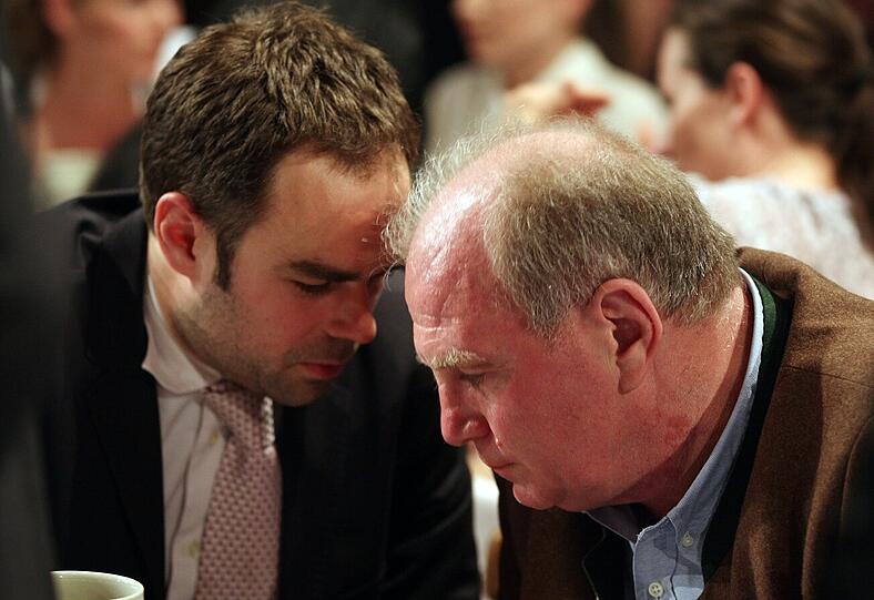 1860-Geschäftsführer Robert Schäfer im Gespräch mit Bayern-Präsident Uli Hoeneß