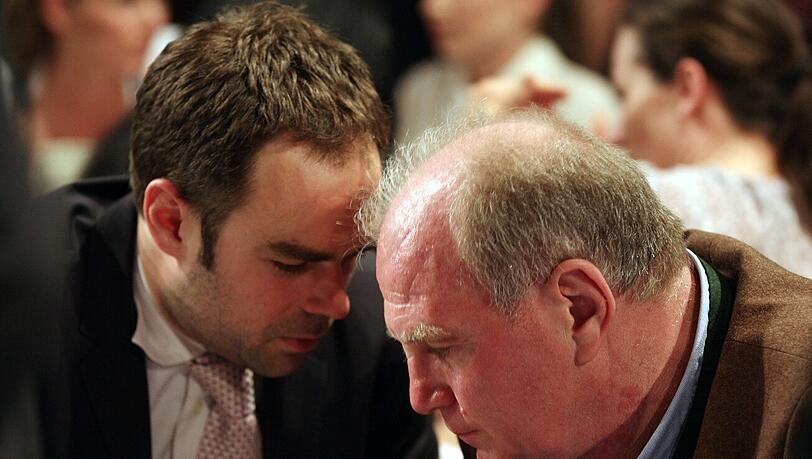 1860-Geschäftsführer Robert Schäfer im Gespräch mit Bayern-Präsident Uli Hoeneß 1860-Geschäftsführer Robert Schäfer im Gespräch mit Bayern-Präsident Uli Hoeneß