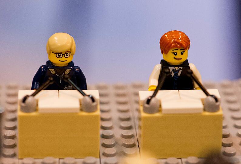 Von vorne sieht man den Mini-Kanzler-Kandidaten ihre ungewöhnliche Kleidung gar nicht an.