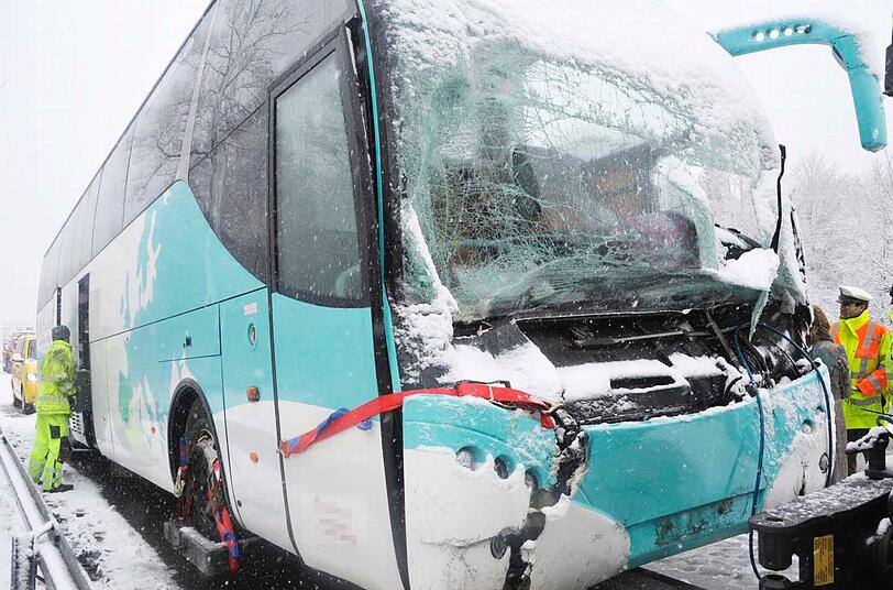 Dichter Schneefall erschwerte die Bergungsarbeiten auf der A 96 bei Schöffelding. Die Frontscheibe des Reisebusses ist zerborsten.