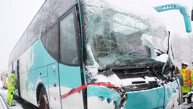 Dichter Schneefall erschwerte die Bergungsarbeiten auf der A 96 bei Schöffelding. Die Frontscheibe des Reisebusses ist zerborsten. Dichter Schneefall erschwerte die Bergungsarbeiten auf der A 96 bei Schöffelding. Die Frontscheibe des Reisebusses ist zerborsten.
