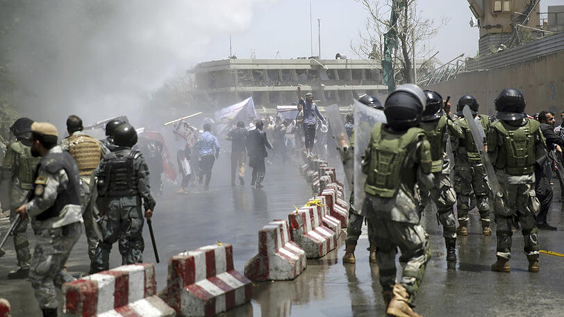 Konfrontation in Afghanistan: Nach den Anschlägen der vergangenen Tage stehen Polizisten Demonstranten gegenüber.