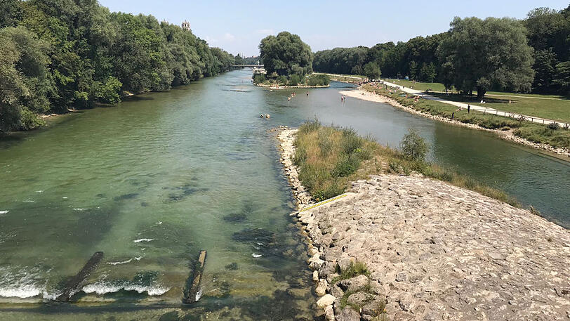 Blick von der Wittelsbacherbrücke: Aktuell führt die Isar relativ wenig Wasser.