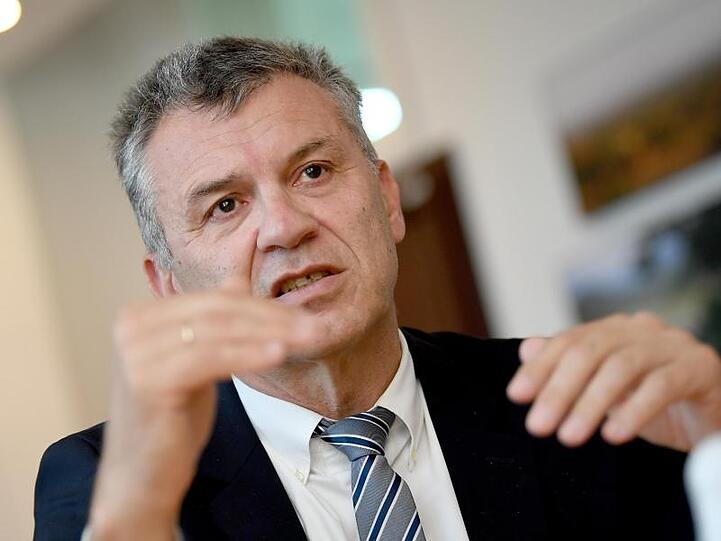 Werner Gatzer, Staatssekretär im Bundesfinanzministerium, steht vor seiner "schwarze Null" im Bundeshaushalt.