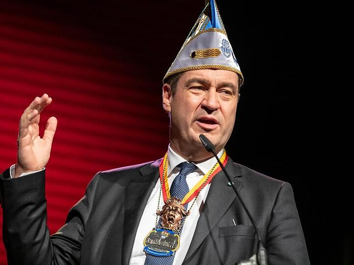 Markus Söder (CSU) hält während der Prunksitzung der Kitzinger Karnevalsgesellschaft (KiKaG) eine Laudatio für den Schlappmaulorden, mit dem er zuvor geehrt wurde. Foto: Daniel Karmann/dpa