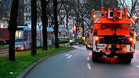 Während der Bergungsarbeiten waren Teile der Sonnenstraße sowie die Abbiegespur zur Landwehrstraße gesperrt.